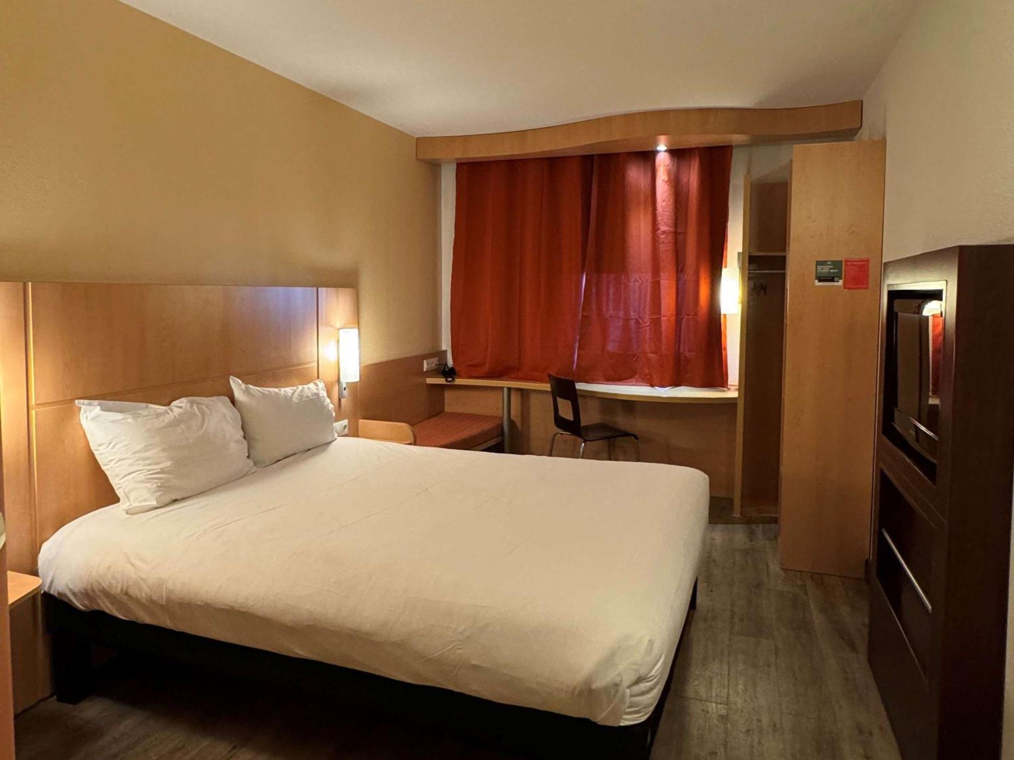 Hotel Ibis Istres Trigance Exterior foto
